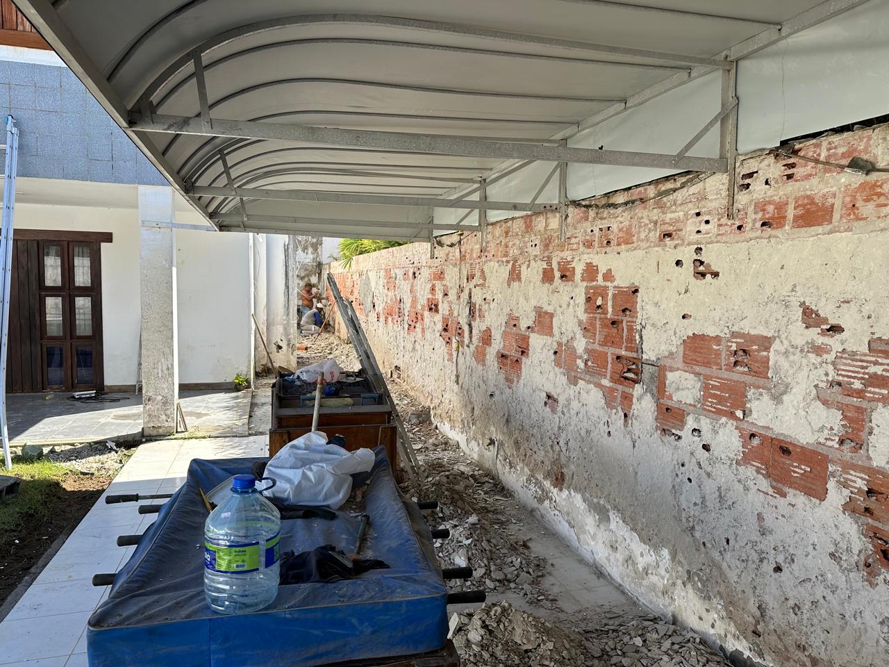 Detalhe da estrutura metálica — operário em serviço